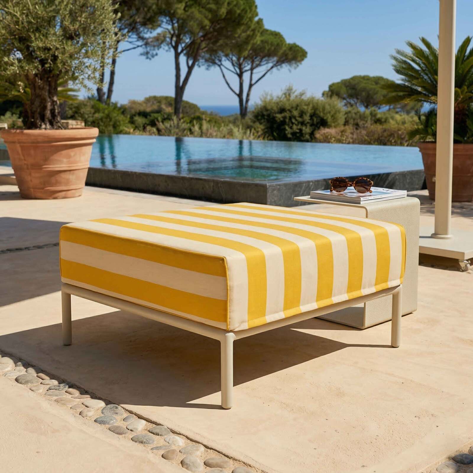 Pouf rayé pour salon de jardin modulable