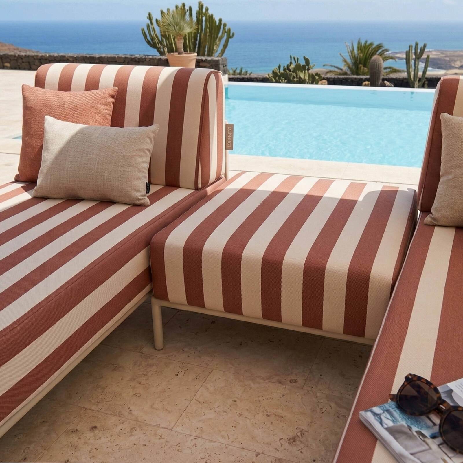 Salon de jardin modulable rayé 3 places avec 2 méridiennes et 1 pouf