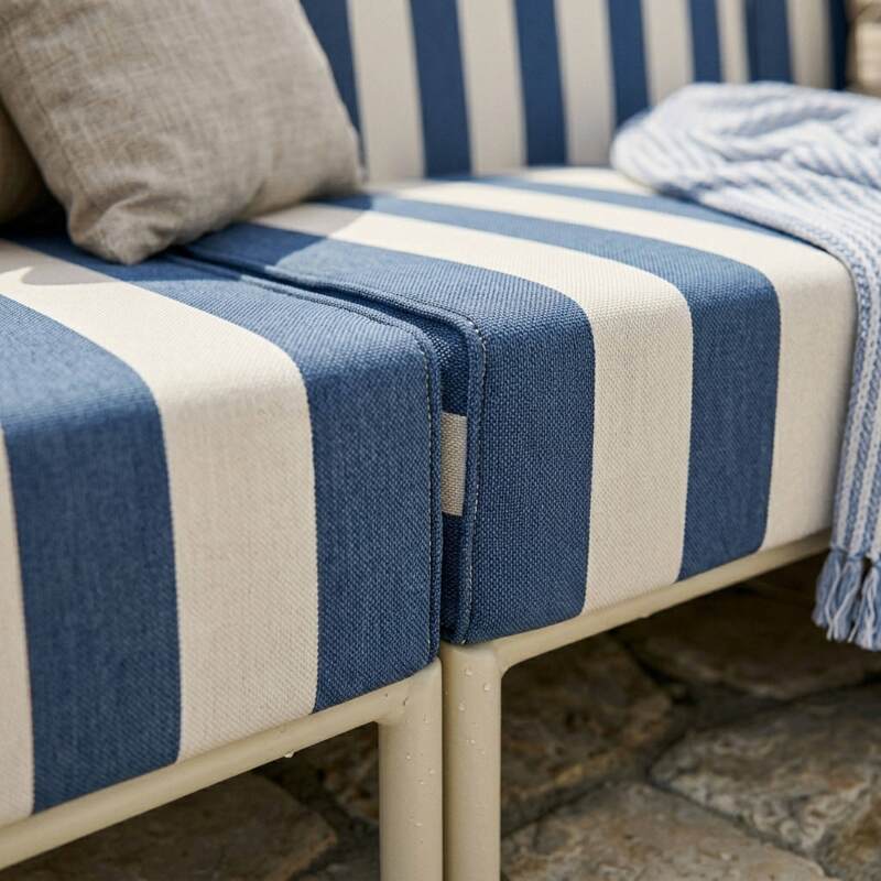 Salon de jardin modulable rayé 4 places avec 1 chauffeuse, 2 fauteuils d'angle et un pouf (4/8)