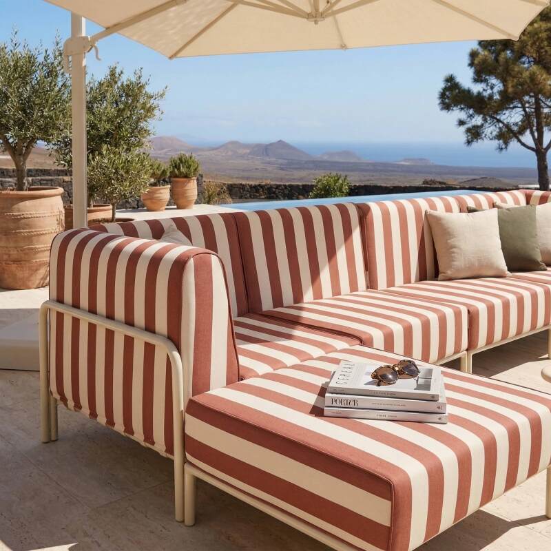 Salon de jardin modulable rayé 5 places avec 2 chauffeuses, 2 fauteuils d'angle et un pouf (2/7)