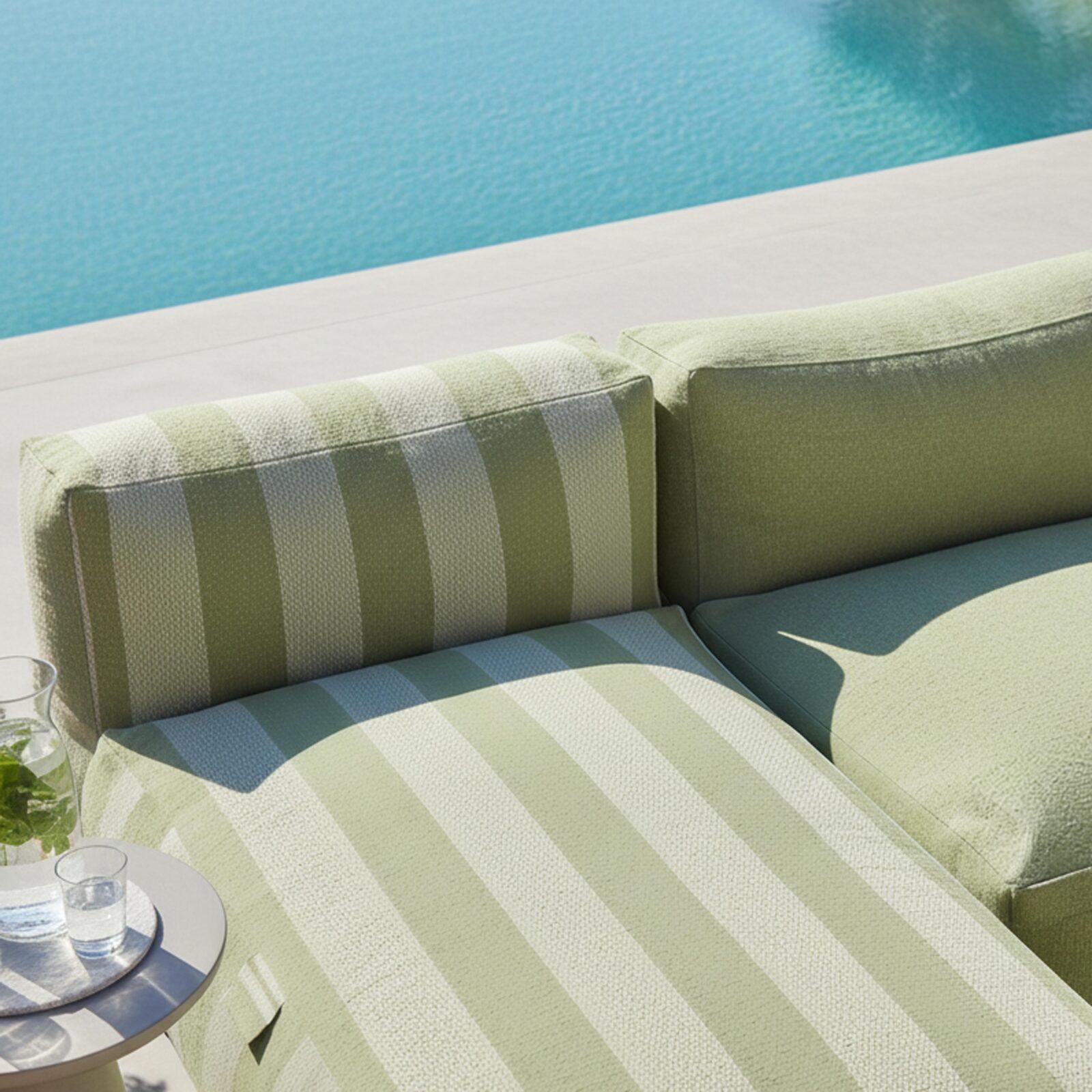 Salon de jardin modulable rayé 5 places avec 2 chauffeuses, 1 fauteuil d'angle, 1 méridienne et 1 pouf