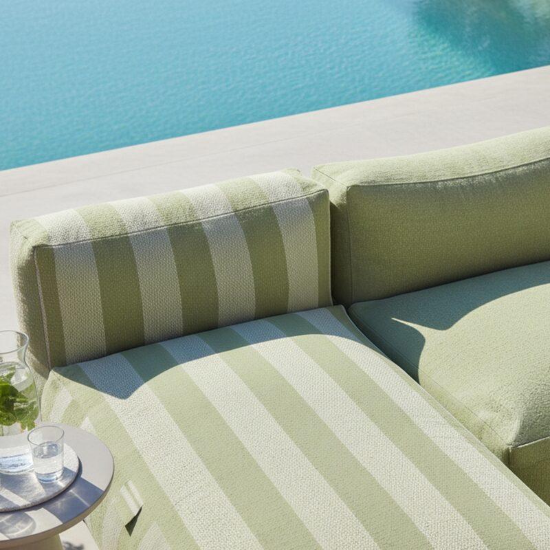 Salon de jardin modulable rayé 5 places avec 2 chauffeuses, 1 fauteuil d'angle, 1 méridienne et 1 pouf (2/7)