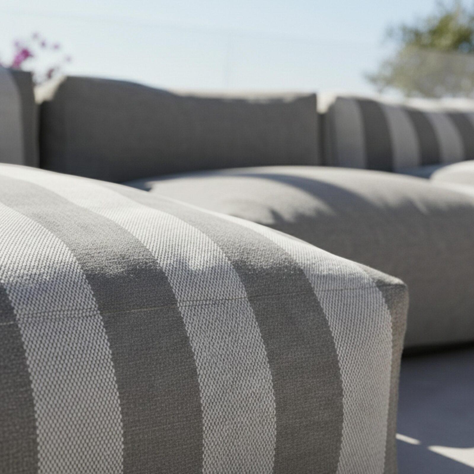 Salon de jardin modulable rayé 5 places avec 2 chauffeuses, 1 fauteuil d'angle, 1 méridienne et 1 pouf