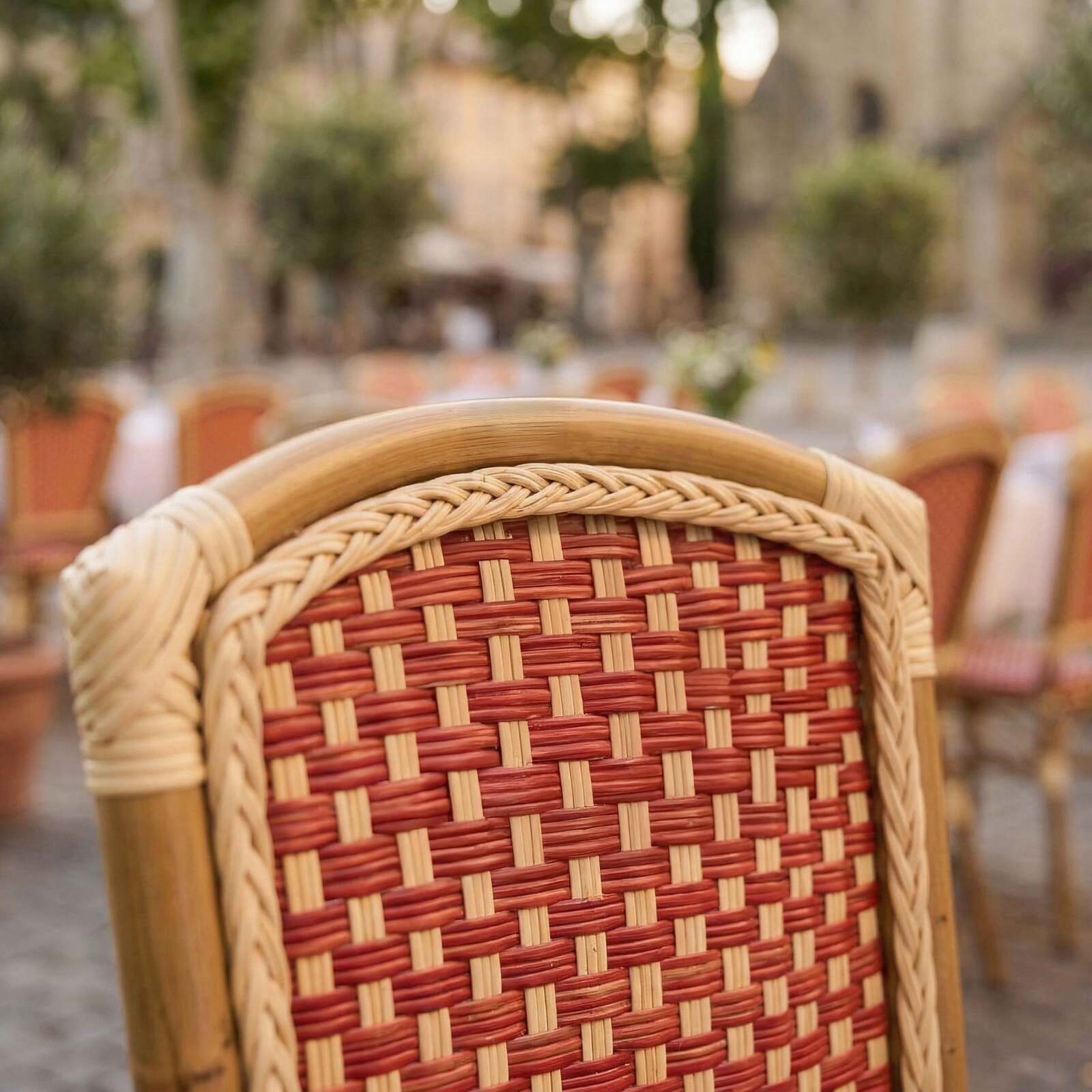 Chaise de jardin bistrot parisien en aluminum et rotin synthétique, motif petits carrés