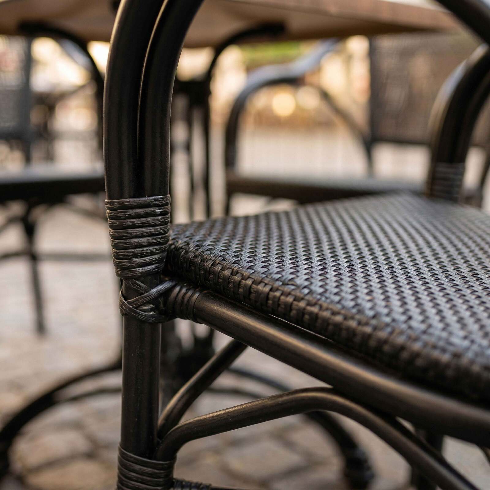 Chaise de jardin bistrot en aluminum et rotin synthétique avec accoudoirs