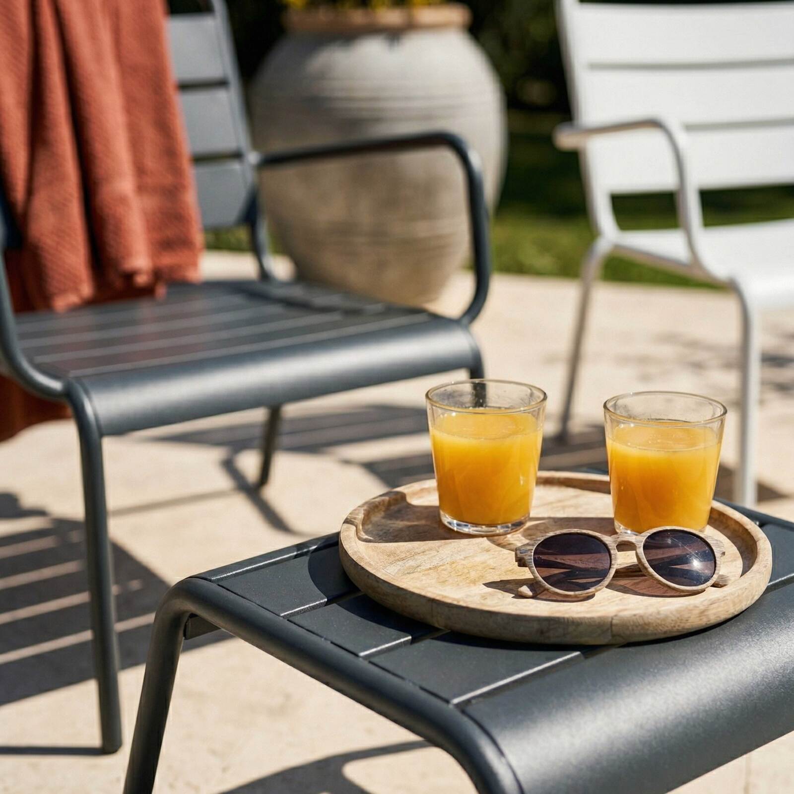 Fauteuils de jardin bas en métal et repose-pieds dépareillés - Lot de 2