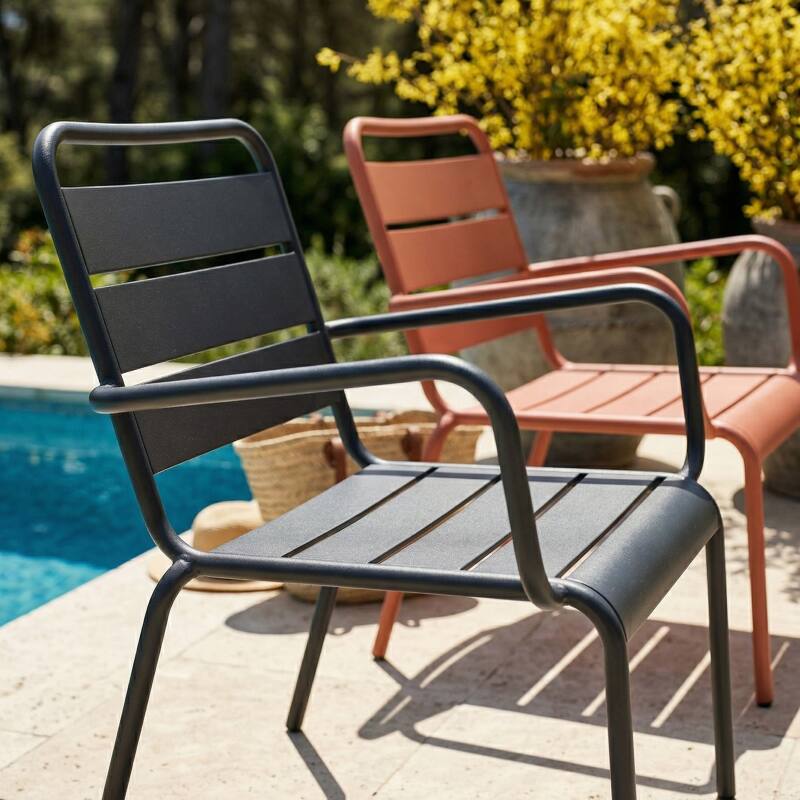 Fauteuils de jardin bas en métal et repose-pieds dépareillés - Lot de 2 (2/7)