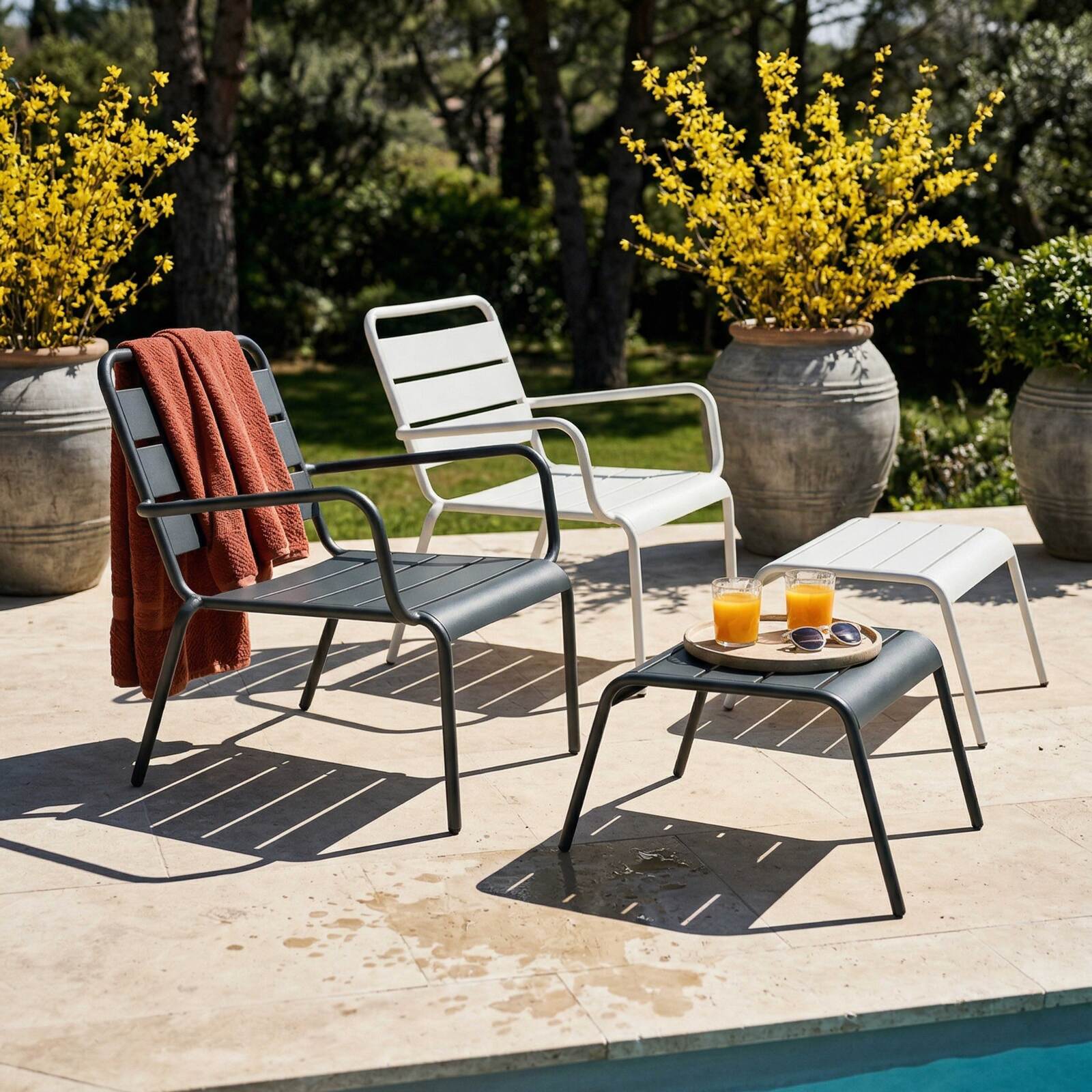 Fauteuils de jardin bas en métal et repose-pieds dépareillés - Lot de 2