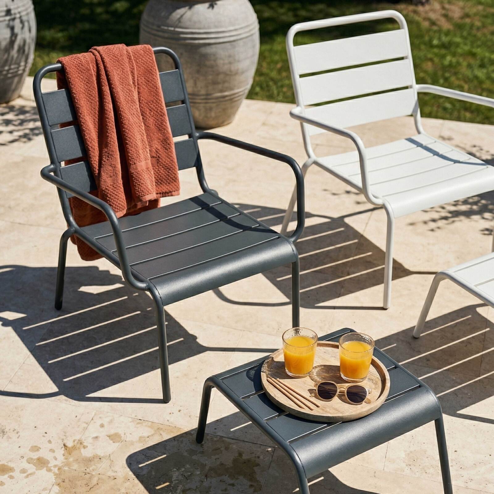 Fauteuils de jardin bas en métal et repose-pieds dépareillés - Lot de 2