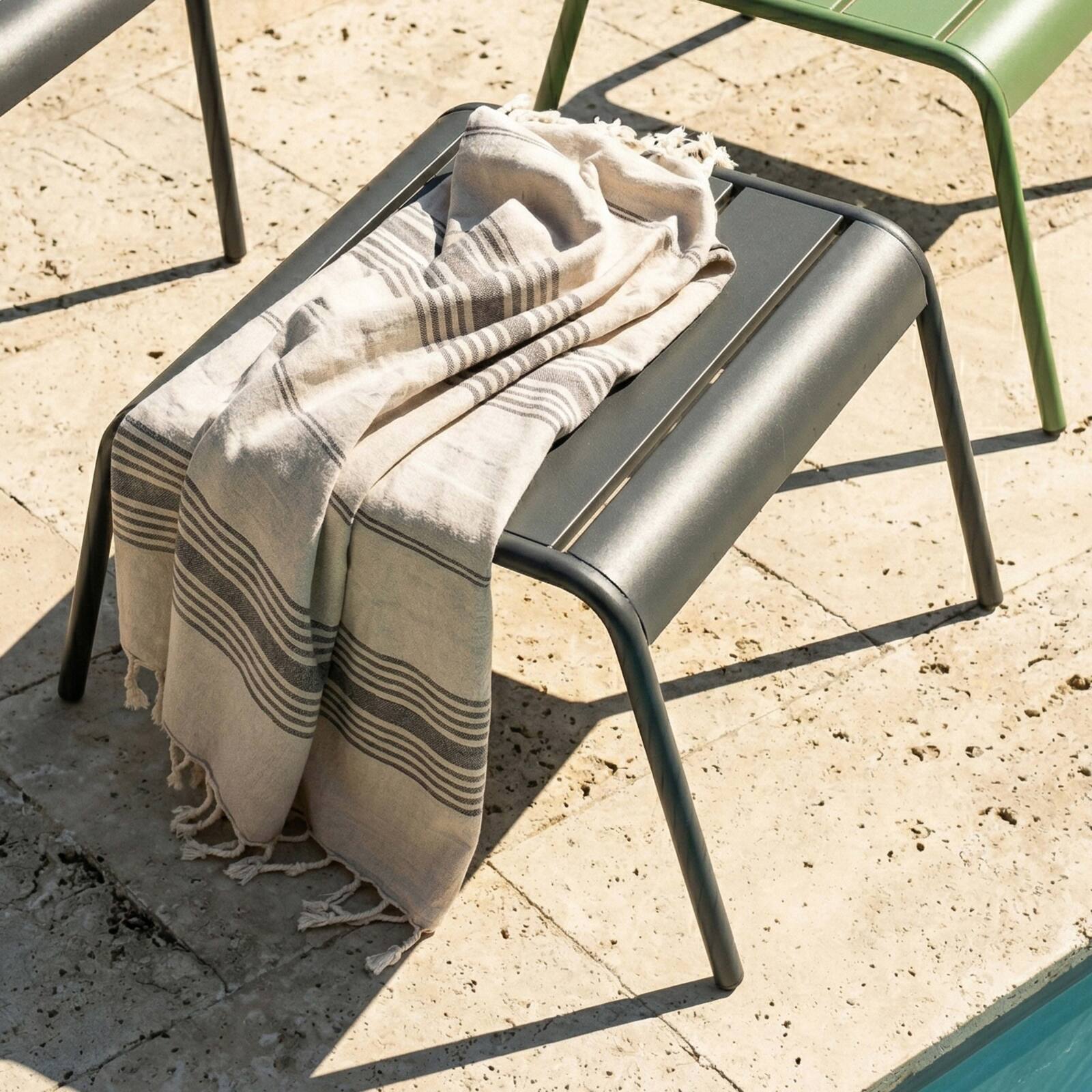 Fauteuils de jardin bas en métal et repose-pieds dépareillés - Lot de 2