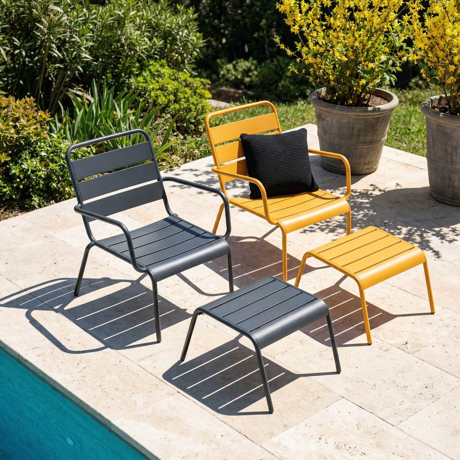 Fauteuils de jardin bas en métal et repose-pieds dépareillés - Lot de 2