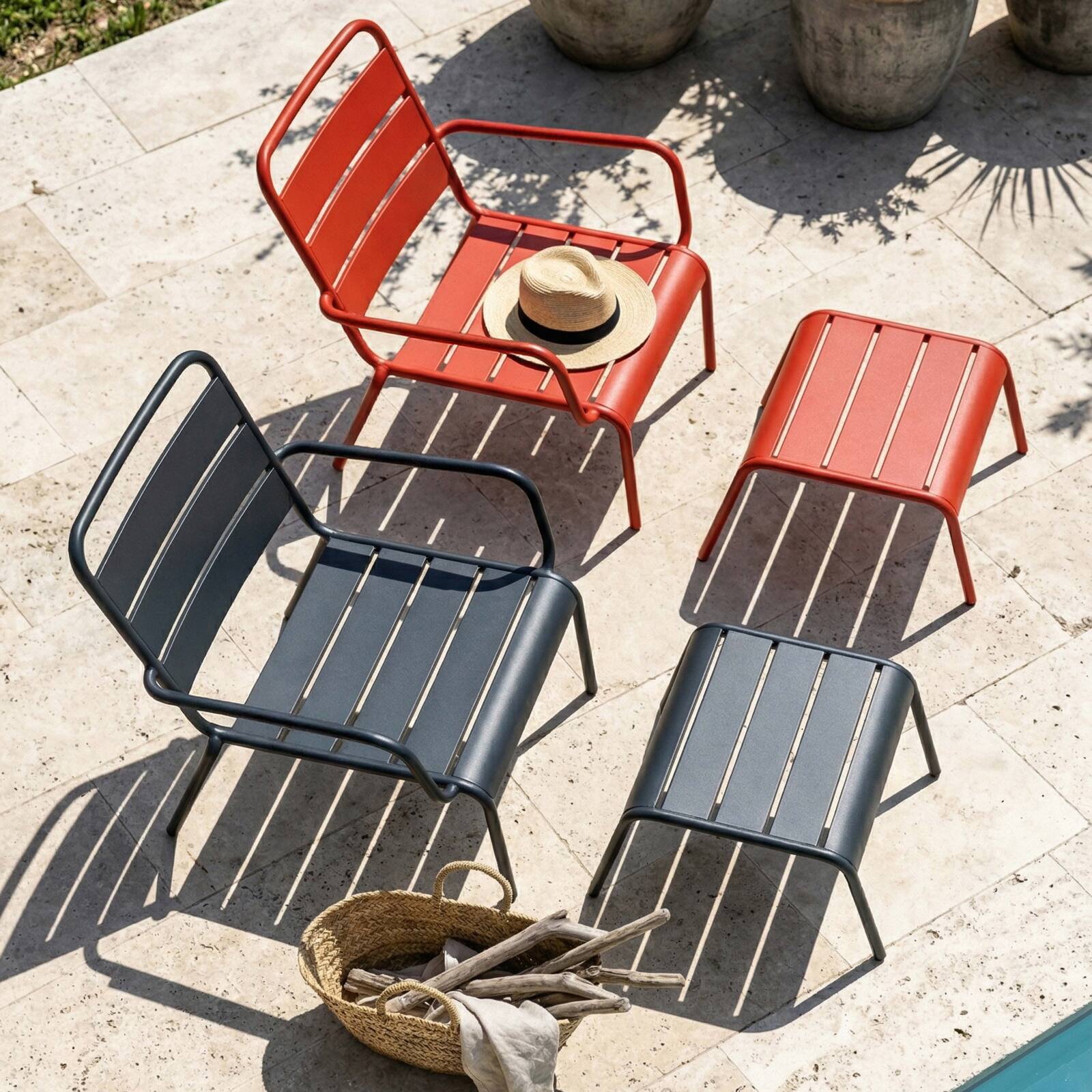 Fauteuils de jardin bas en métal et repose-pieds dépareillés - Lot de 2
