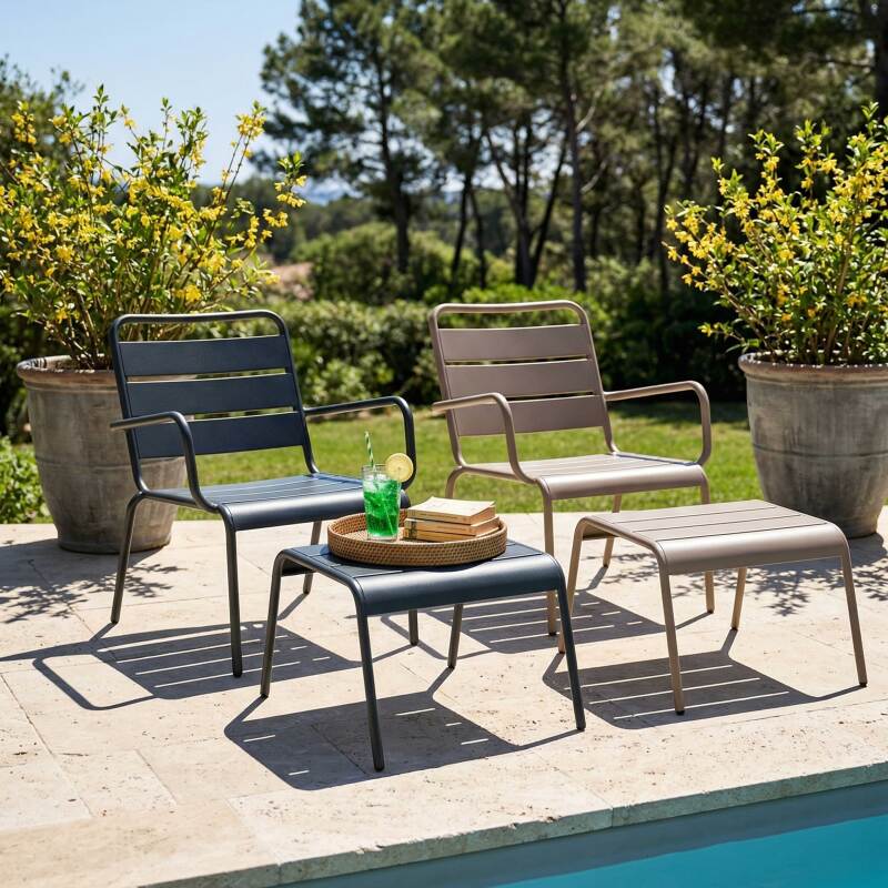 Fauteuils de jardin bas en métal et repose-pieds dépareillés - Lot de 2