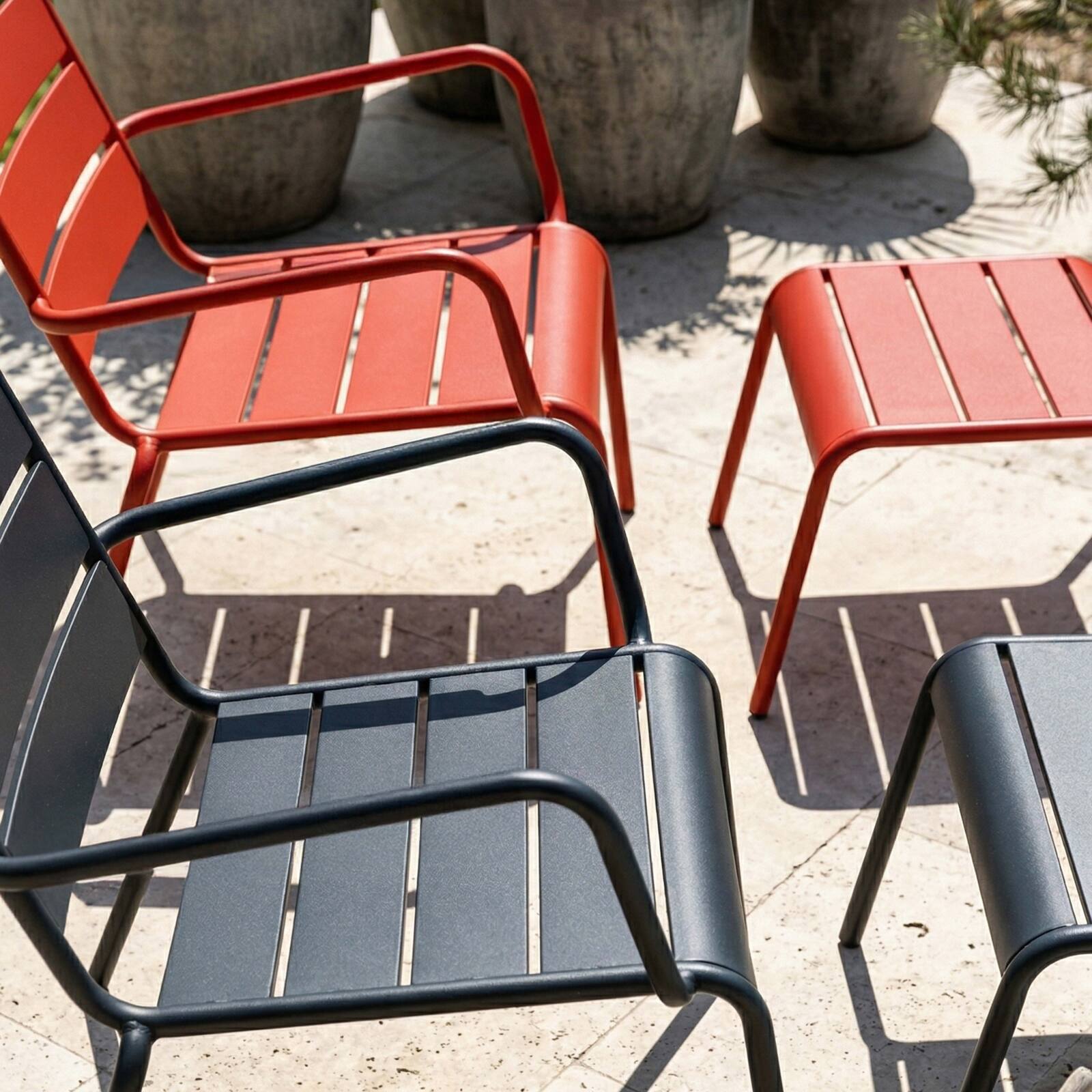 Fauteuils de jardin bas en métal et repose-pieds dépareillés - Lot de 2