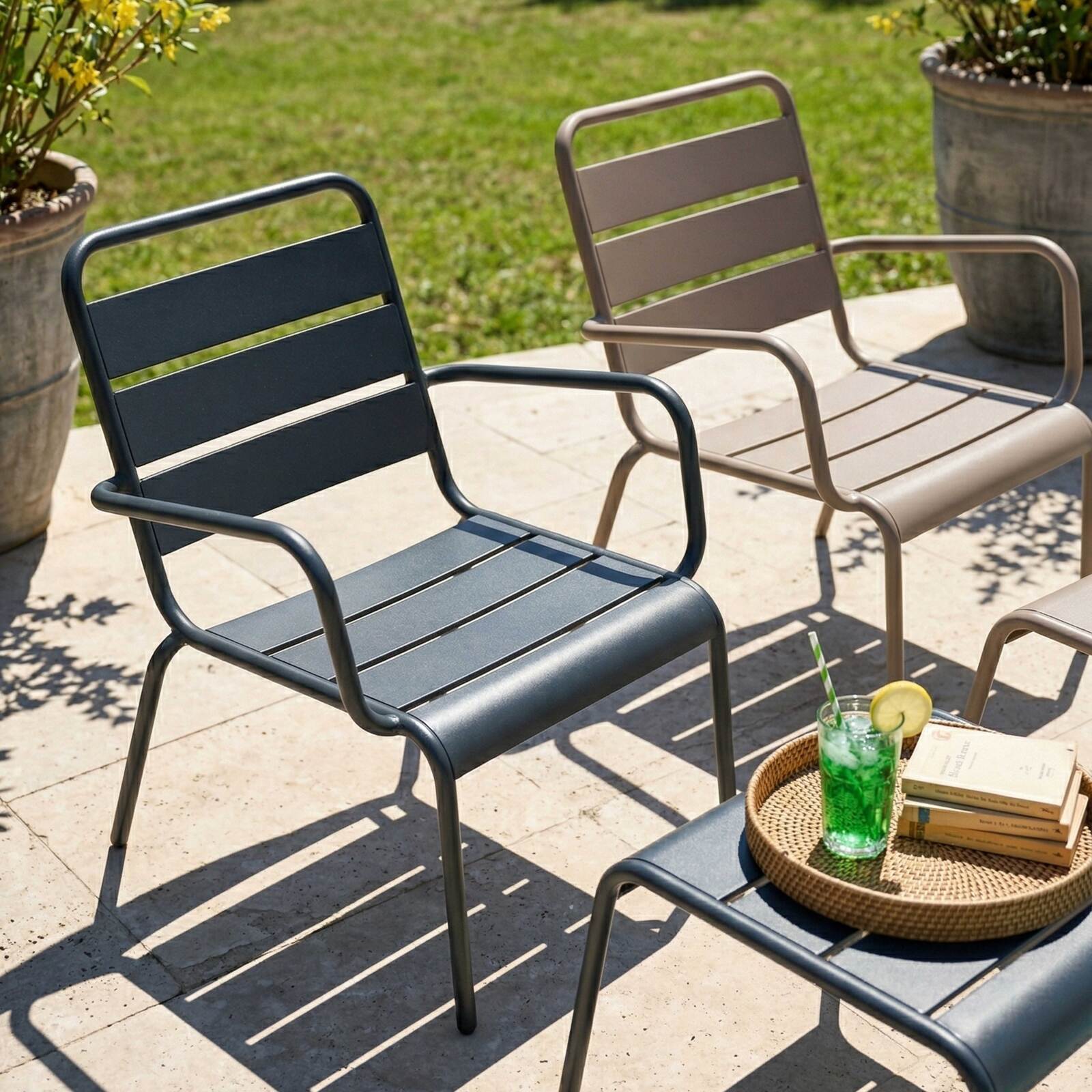 Fauteuils de jardin bas en métal et repose-pieds dépareillés - Lot de 2