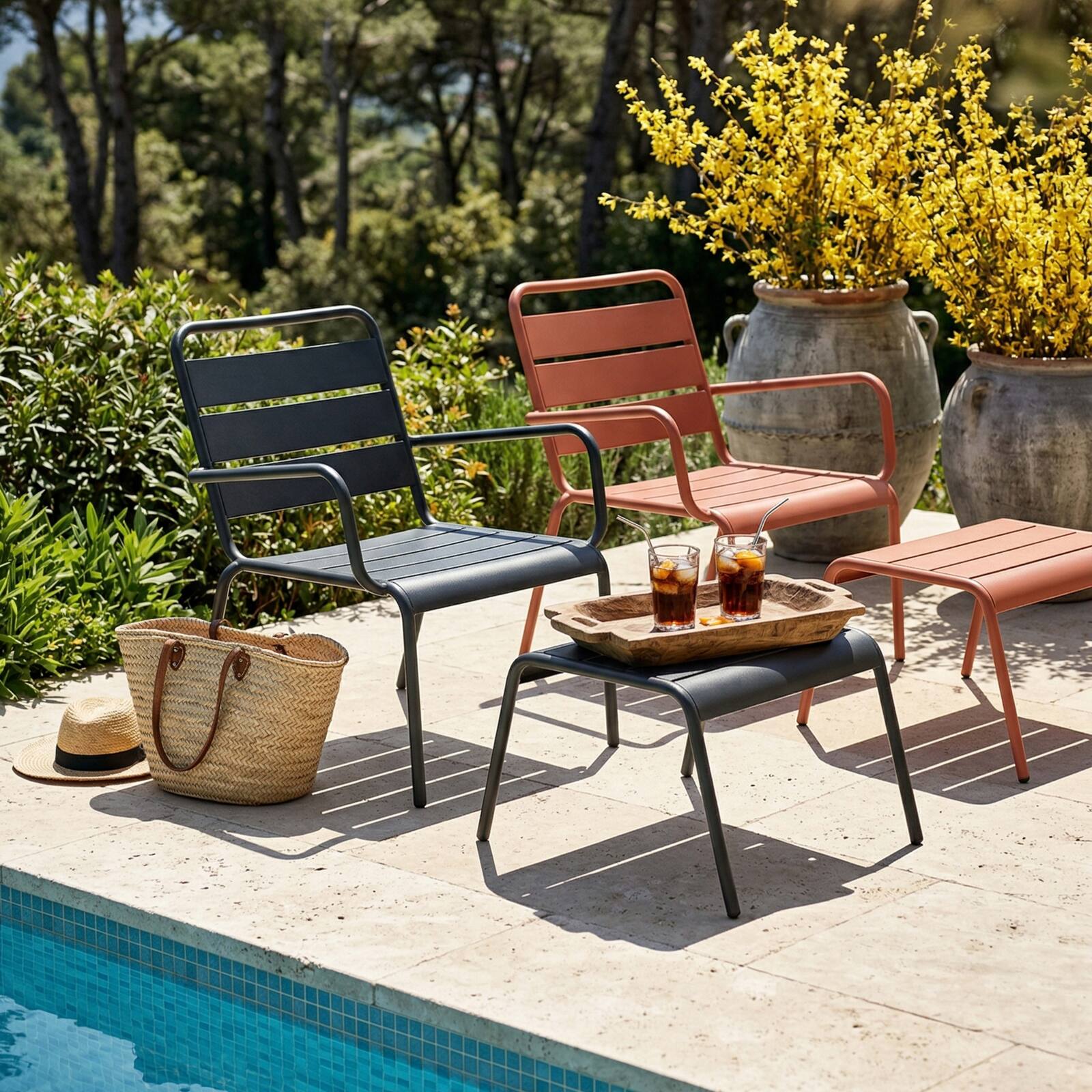 Fauteuils de jardin bas en métal et repose-pieds dépareillés - Lot de 2