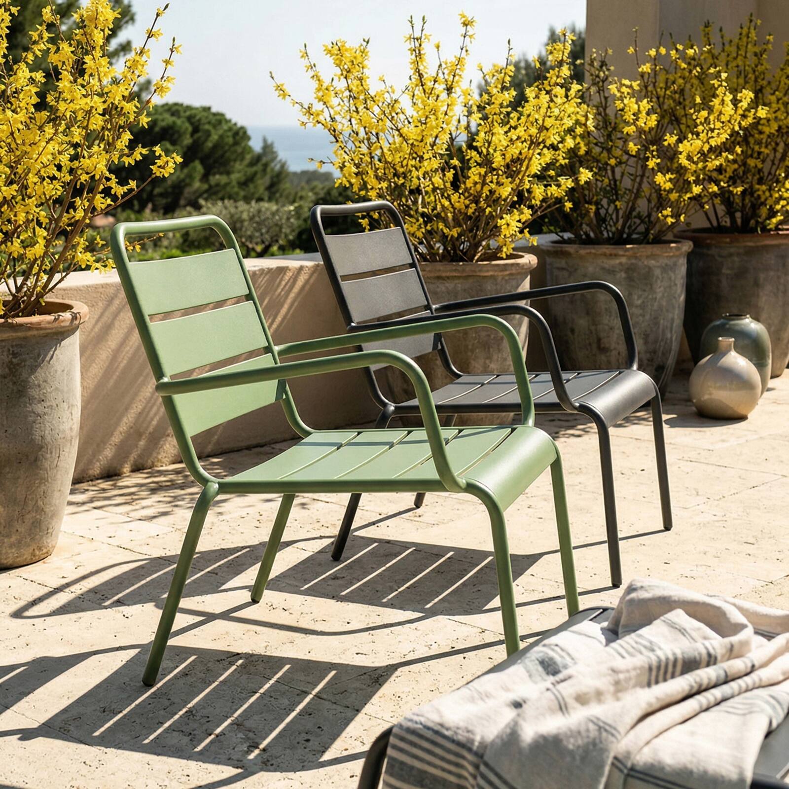Fauteuils de jardin bas en métal et repose-pieds dépareillés - Lot de 2