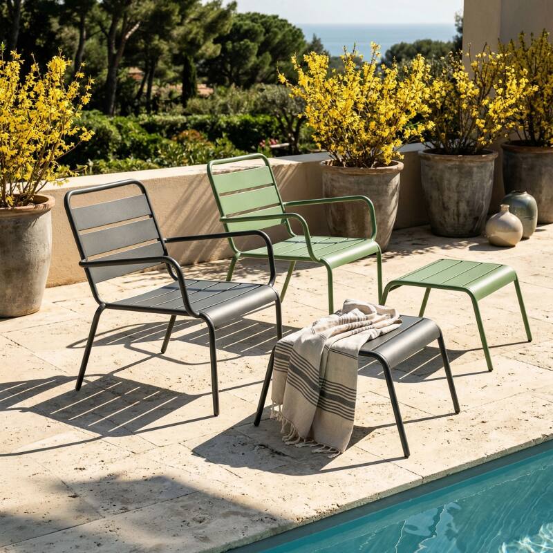Fauteuils de jardin bas en métal et repose-pieds dépareillés - Lot de 2