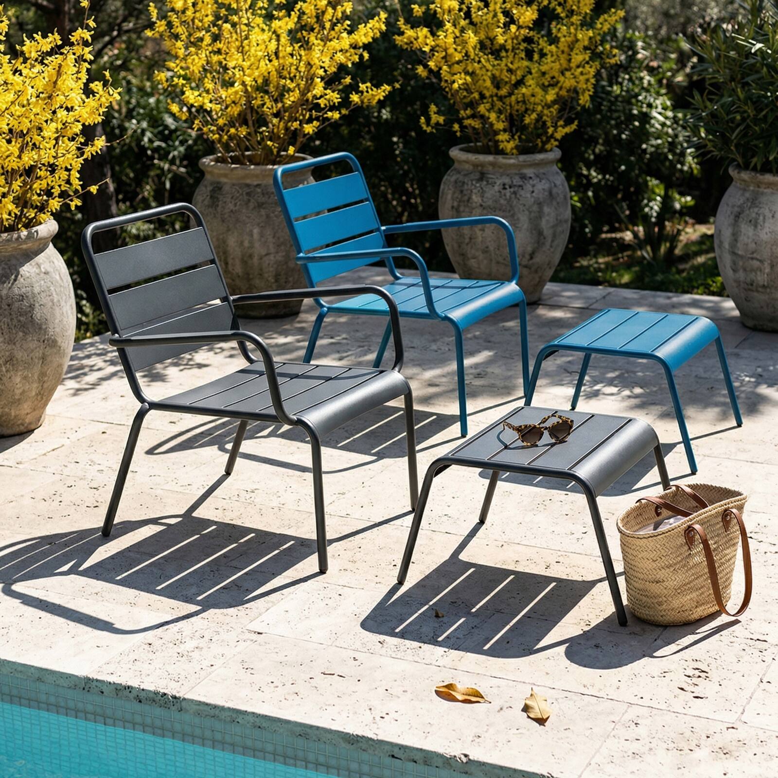 Fauteuils de jardin bas en métal et repose-pieds dépareillés - Lot de 2