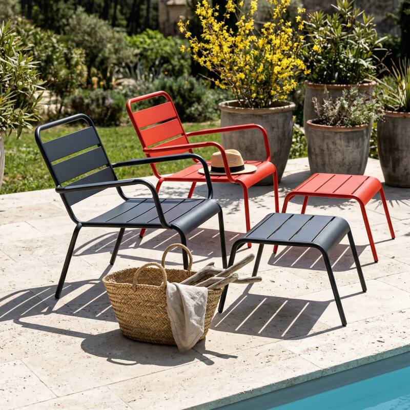 Fauteuils de jardin bas en métal et repose-pieds dépareillés - Lot de 2