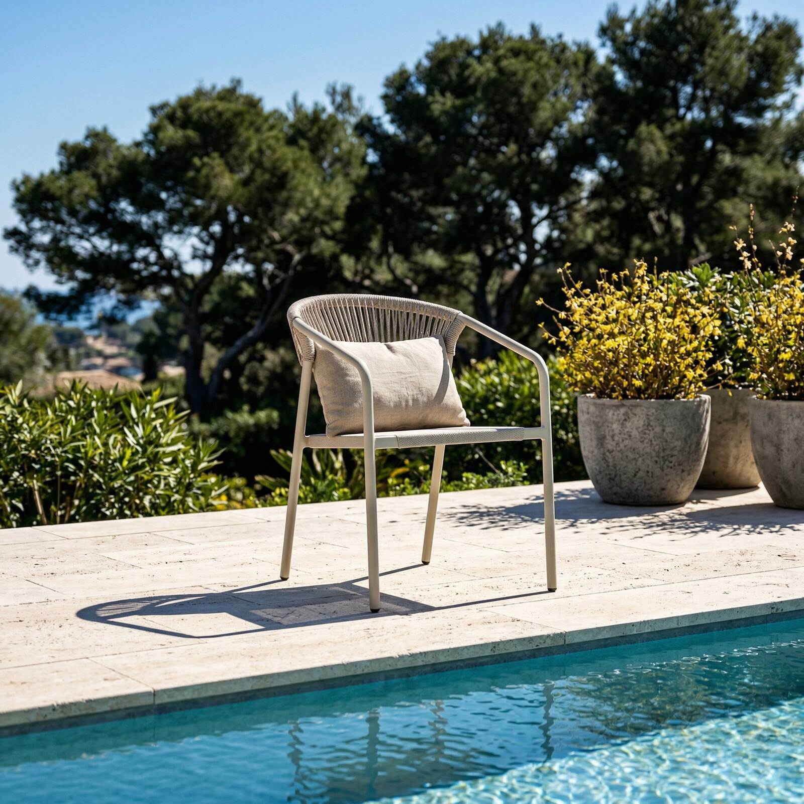 Chaise de jardin en aluminium et rotin synthétique avec accoudoirs