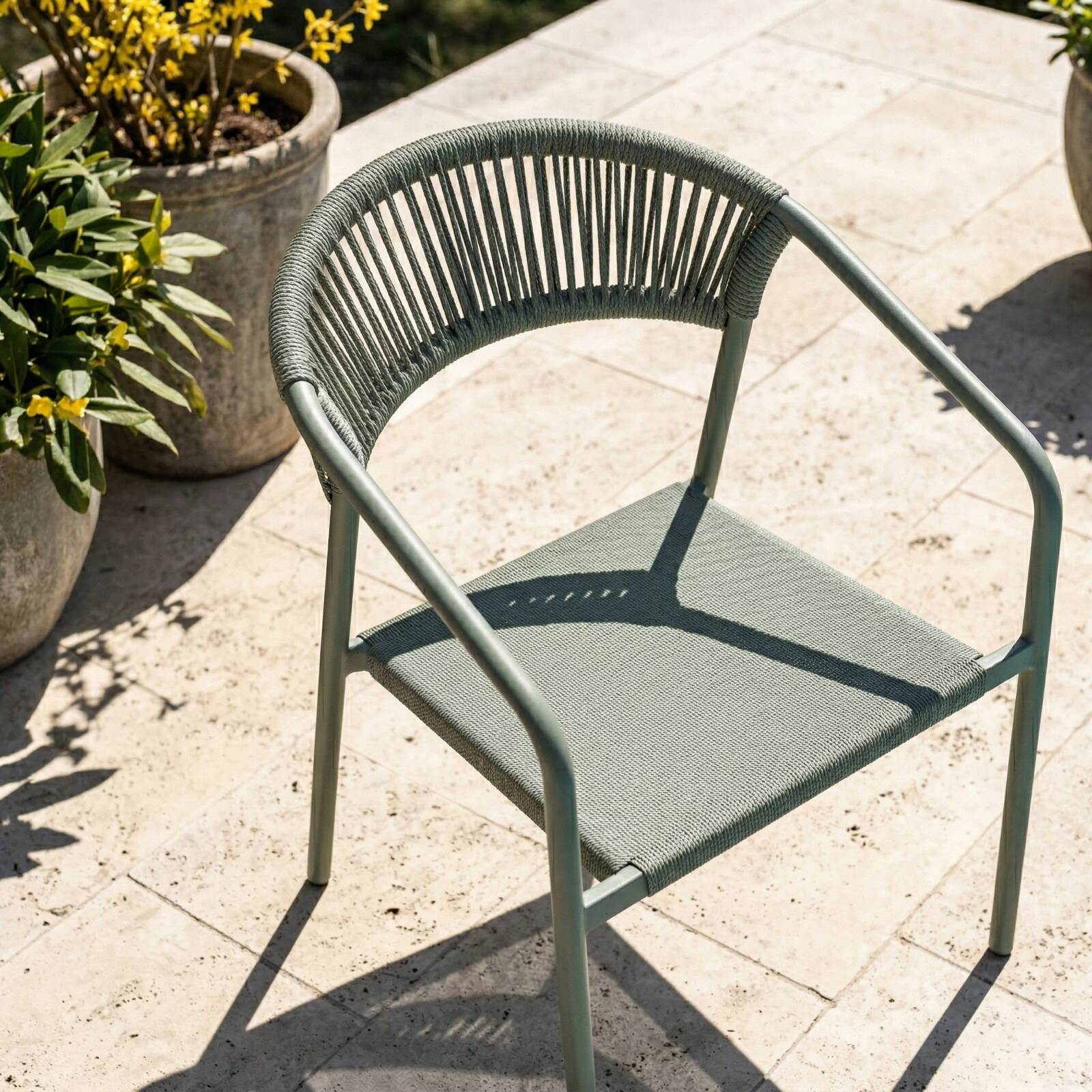 Chaise de jardin en aluminium et rotin synthétique avec accoudoirs
