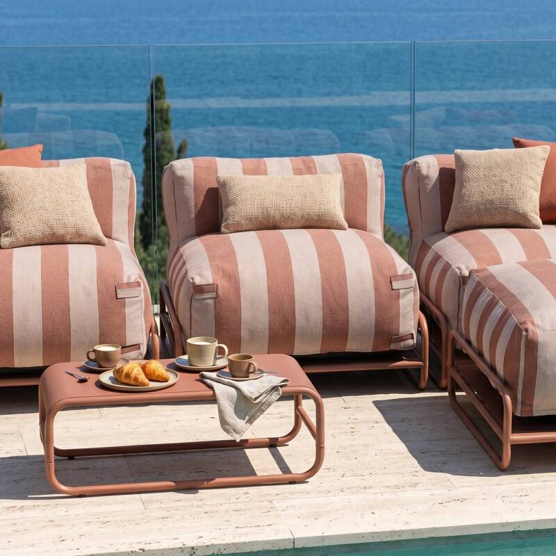 Salon de jardin modulable rayé 4 places avec structure, 3 chauffeuses, 1 pouf et table basse (2/7)