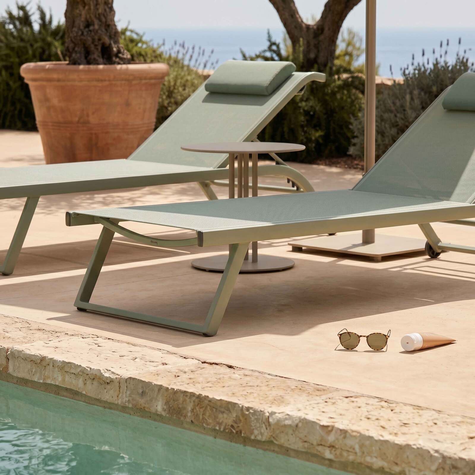Bains de soleil aluminium et textilène inclinables 4 positions avec roues - Lot de 2