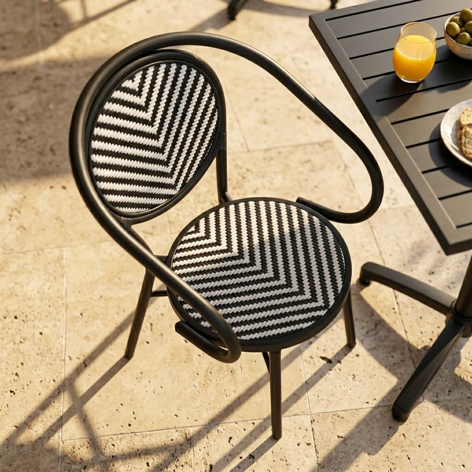 Chaise de jardin bistrot parisien en aluminium et rotin synthétique avec accoudoirs, motif en chevrons