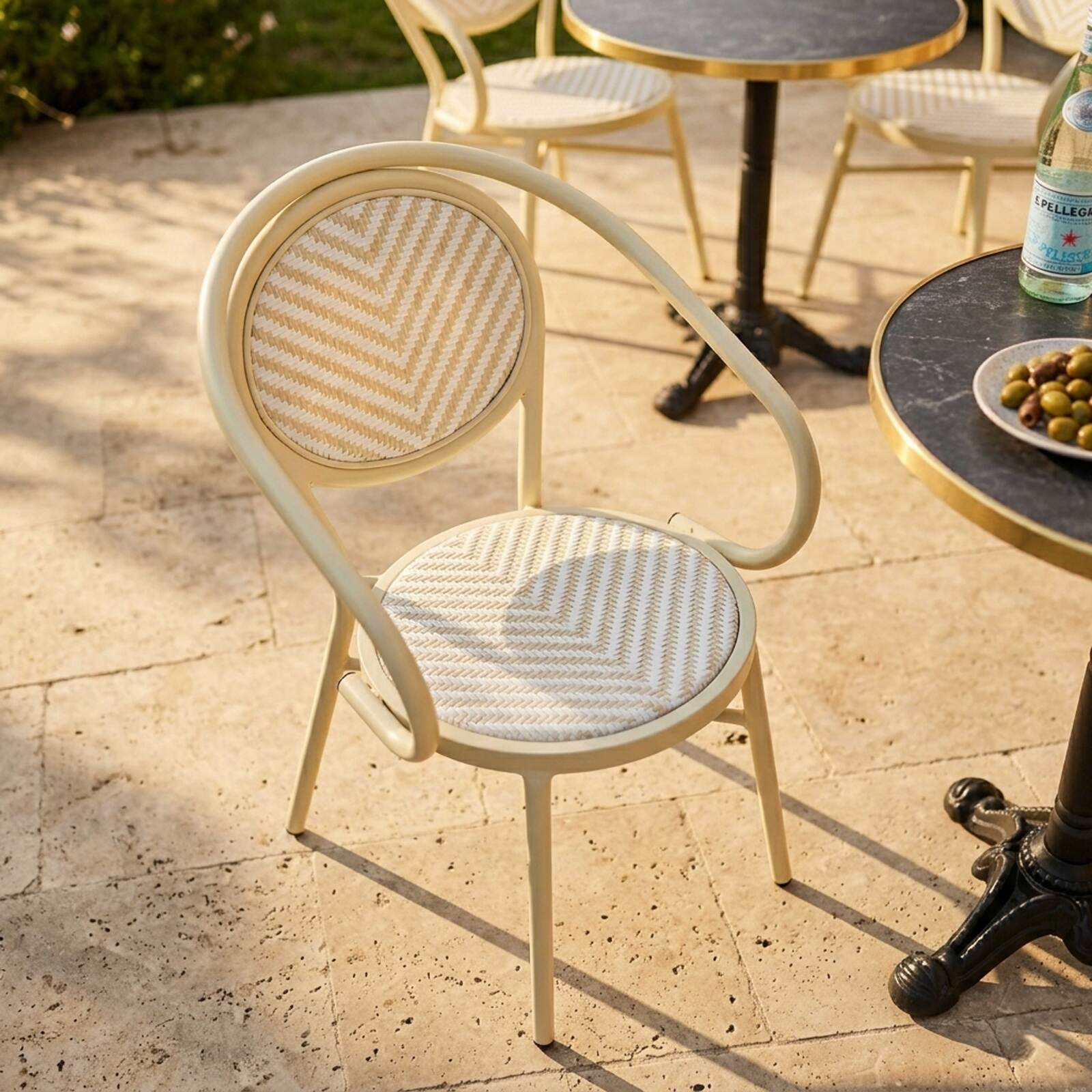 Chaise de jardin bistrot parisien en aluminium et rotin synthétique avec accoudoirs, motif en chevrons