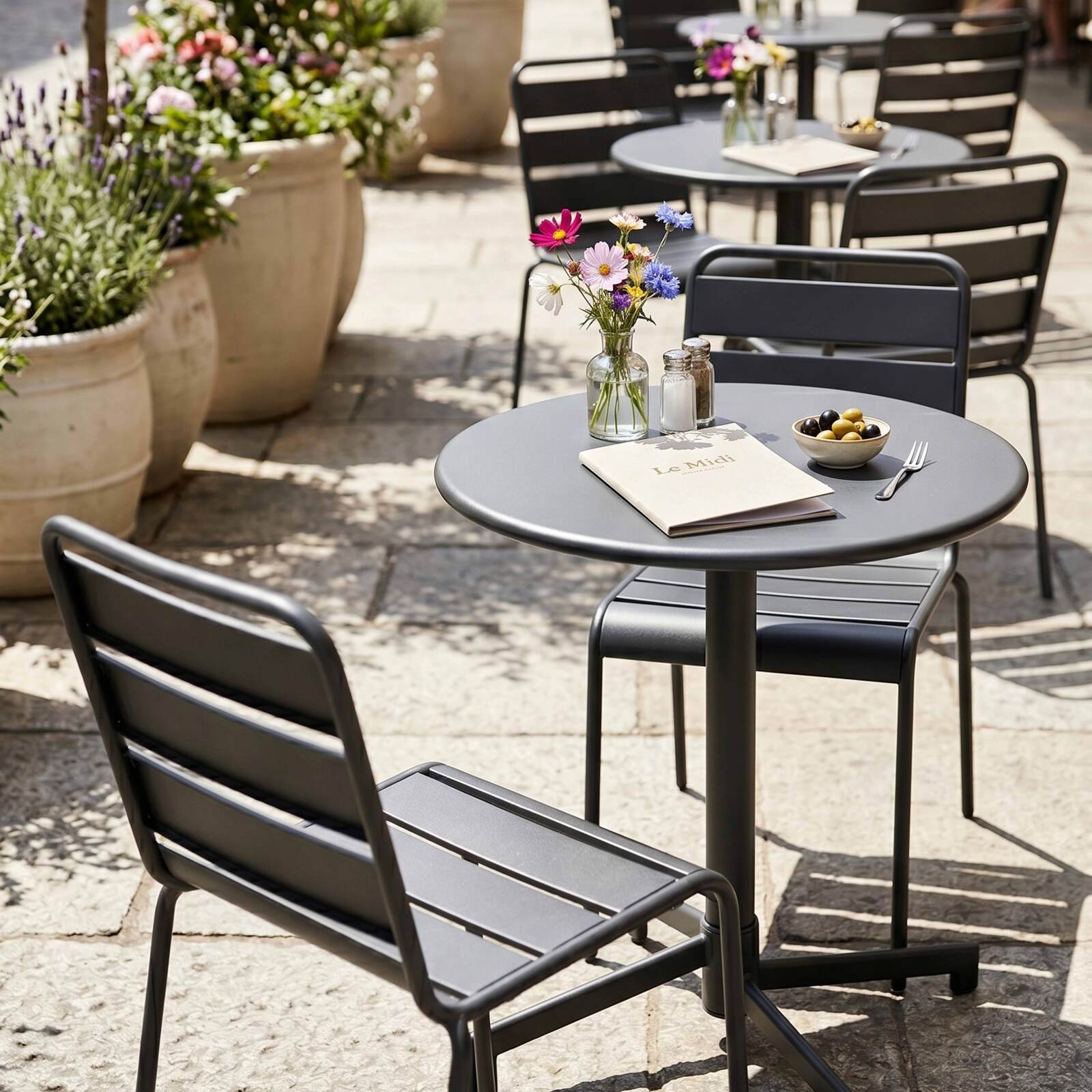Table de jardin bistrot ronde inclinable en métal avec pied encastrable Ø70 cm et 2 chaises