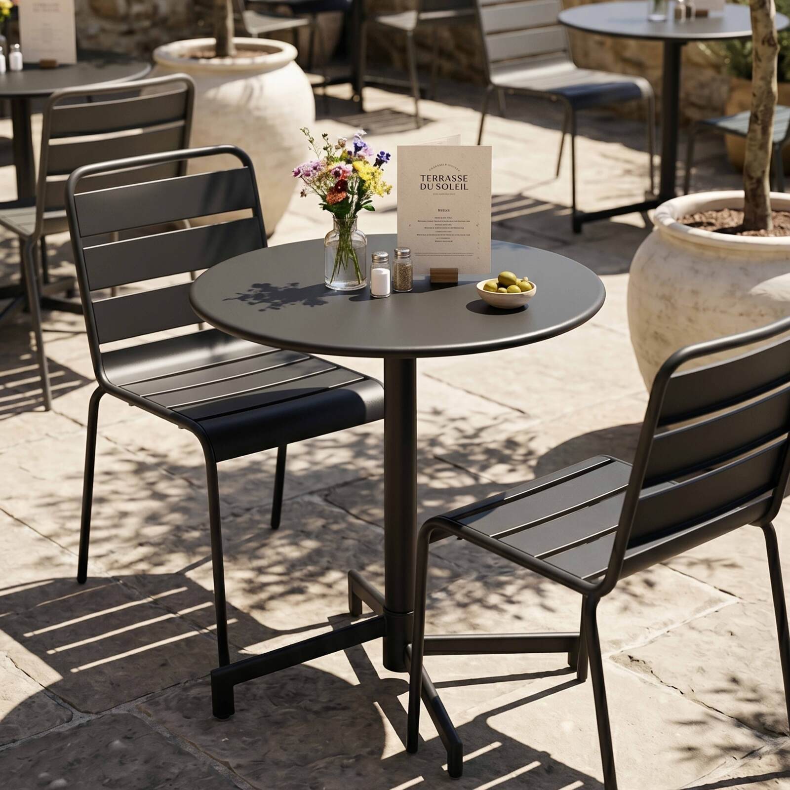 Table de jardin bistrot ronde inclinable en métal avec pied encastrable Ø70 cm et 2 chaises