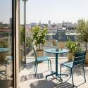 Table de jardin bistrot ronde inclinable en métal avec pied encastrable Ø70 cm et 2 chaises