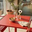 Table de jardin bistrot carrée inclinable en métal avec pied encastrable 70x70 cm et 2 chaises avec accoudoirs