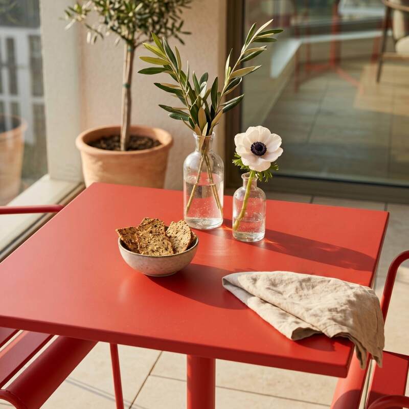 Table de jardin bistrot carrée inclinable en métal avec pied encastrable 70x70 cm et 2 chaises avec accoudoirs (2/7)