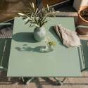 Table de jardin bistrot carrée inclinable en métal avec pied encastrable 70x70 cm et 2 chaises avec accoudoirs