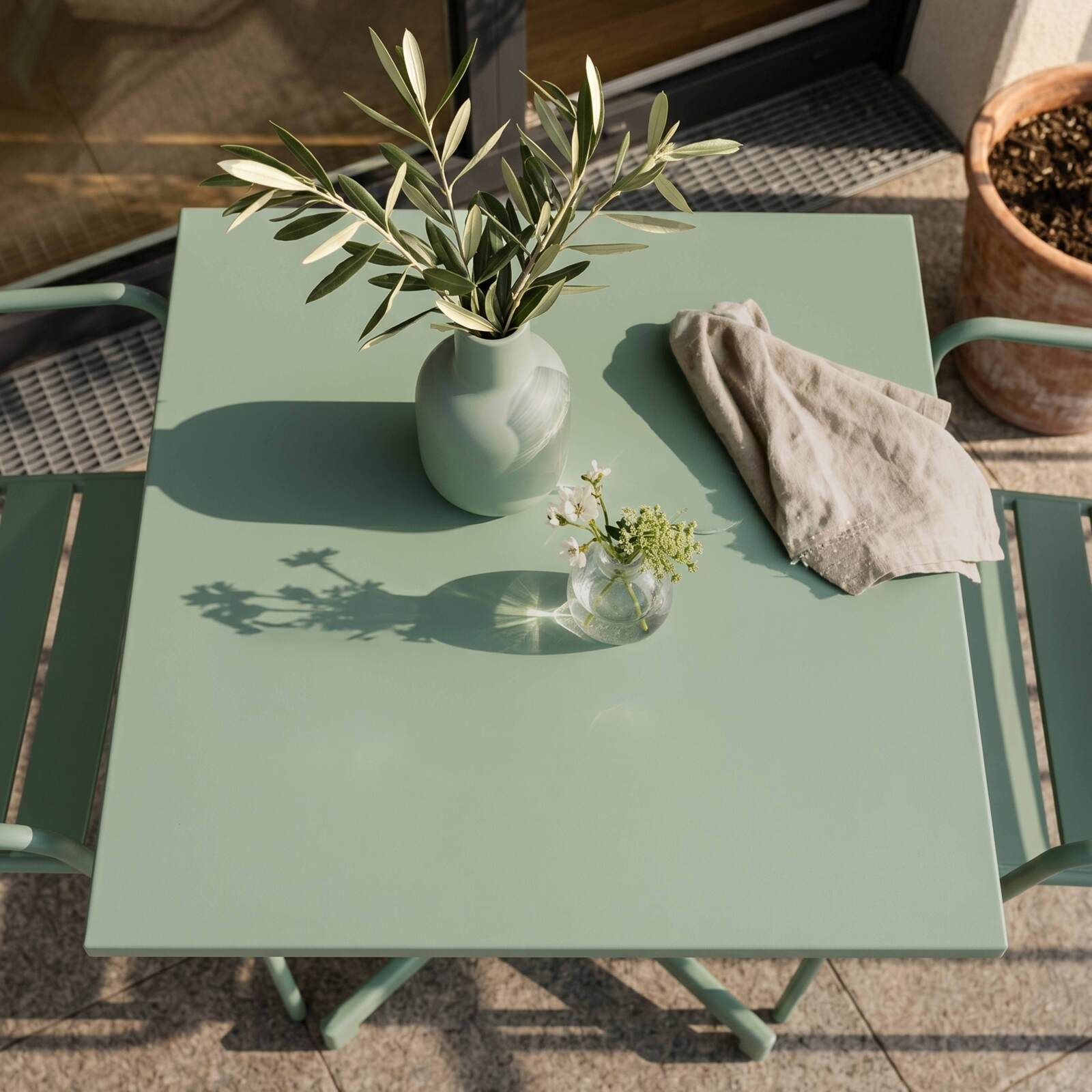 Table de jardin bistrot carrée inclinable en métal avec pied encastrable 70x70 cm et 2 chaises avec accoudoirs