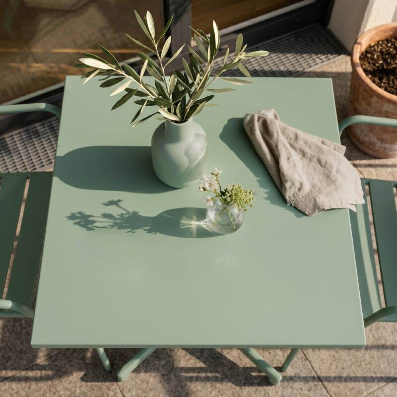 Table de jardin bistrot carrée inclinable en métal avec pied encastrable 70x70 cm et 2 chaises avec accoudoirs (2/7)