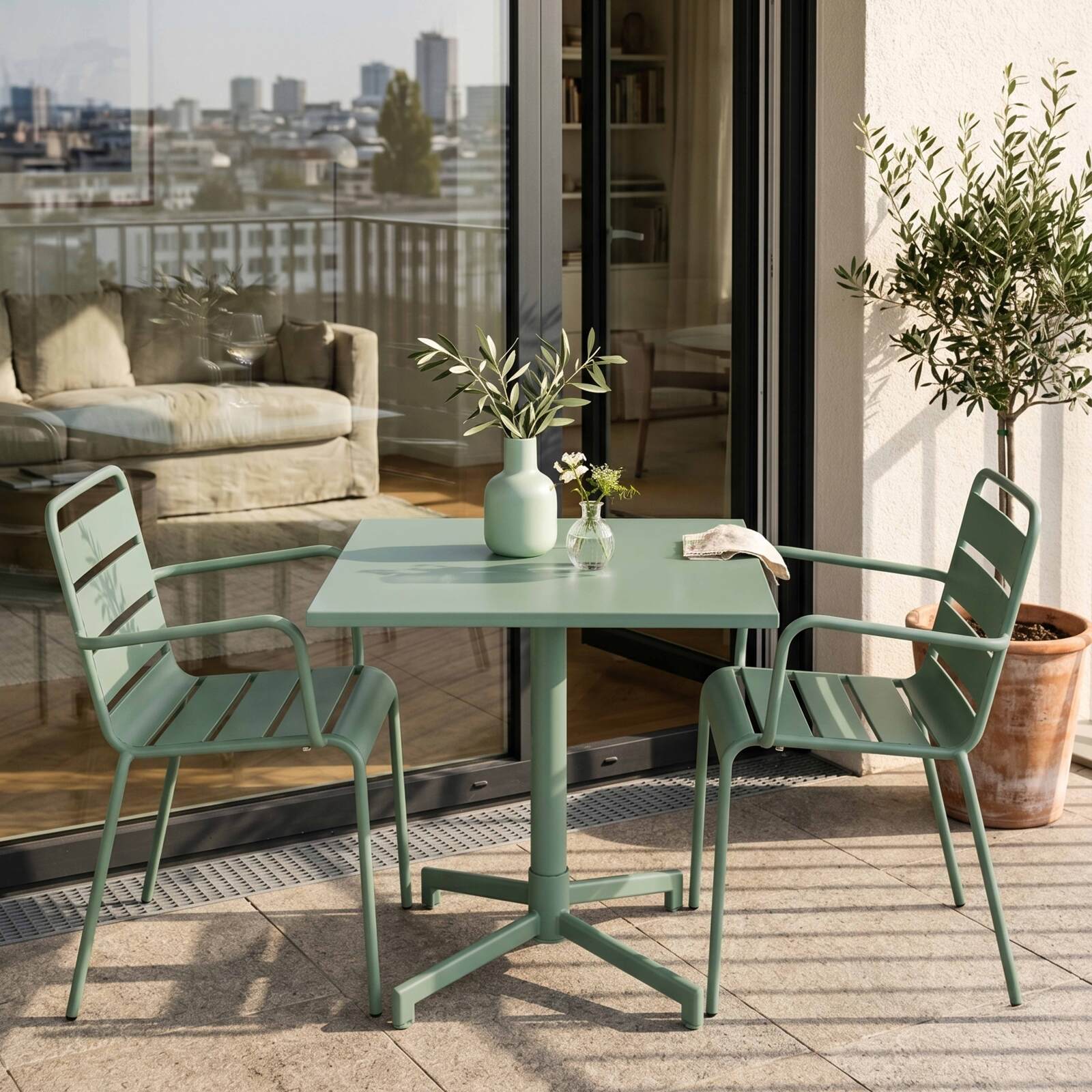 Table de jardin bistrot carrée inclinable en métal avec pied encastrable 70x70 cm et 2 chaises avec accoudoirs