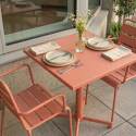Table de jardin bistrot carrée inclinable en métal avec pied encastrable 70x70 cm et 2 chaises avec accoudoirs