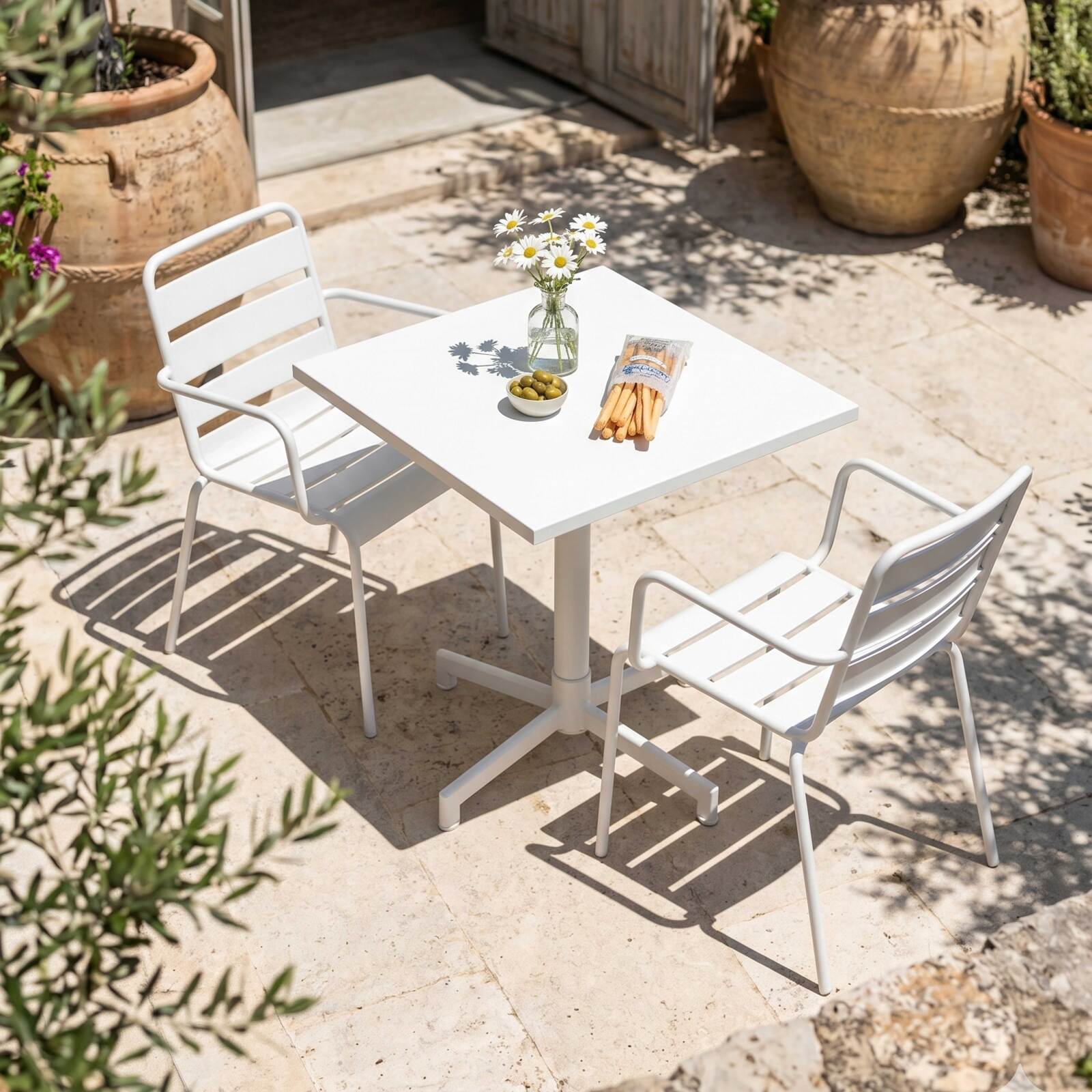 Table de jardin bistrot carrée inclinable en métal avec pied encastrable 70x70 cm et 2 chaises avec accoudoirs
