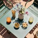 Table de jardin bistrot carrée inclinable en métal avec pied encastrable 70x70 cm et 2 chaises avec accoudoirs