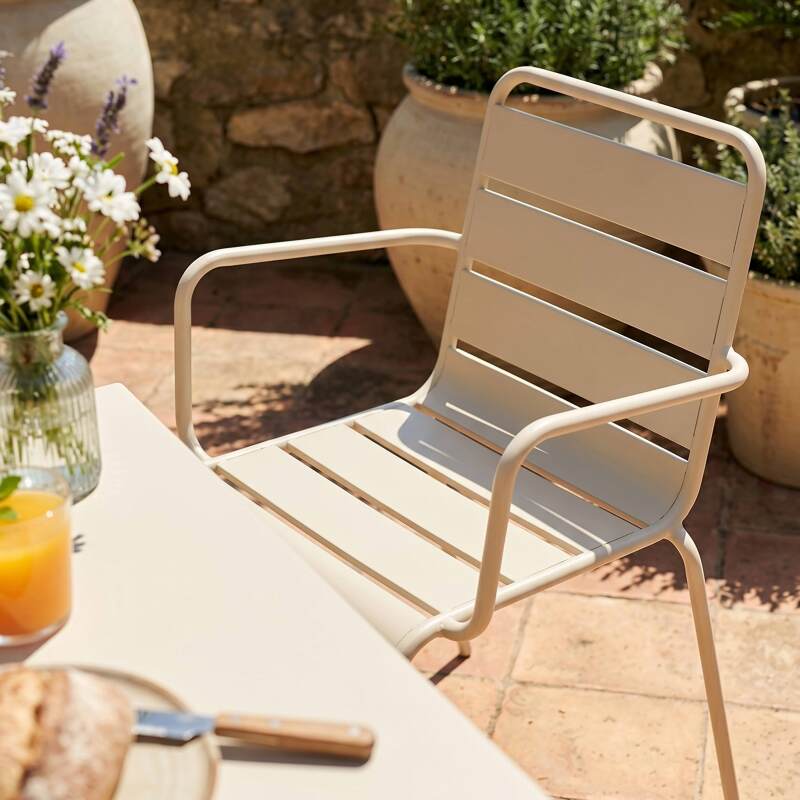 Table de jardin bistrot carrée inclinable en métal avec pied encastrable 70x70 cm et 2 chaises avec accoudoirs (2/7)