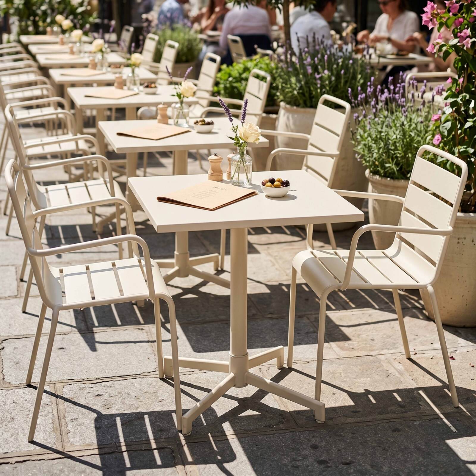 Table de jardin bistrot carrée inclinable en métal avec pied encastrable 70x70 cm et 2 chaises avec accoudoirs