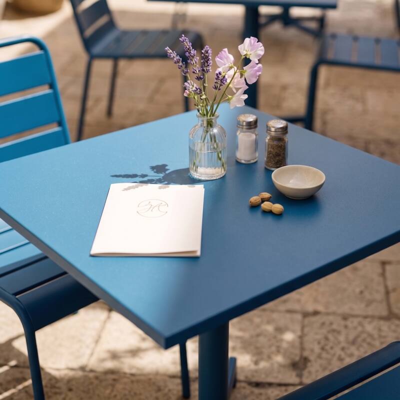 Table de jardin bistrot carré inclinable en métal avec pied encastrable 70x70 cm et 2 chaises (7/8)