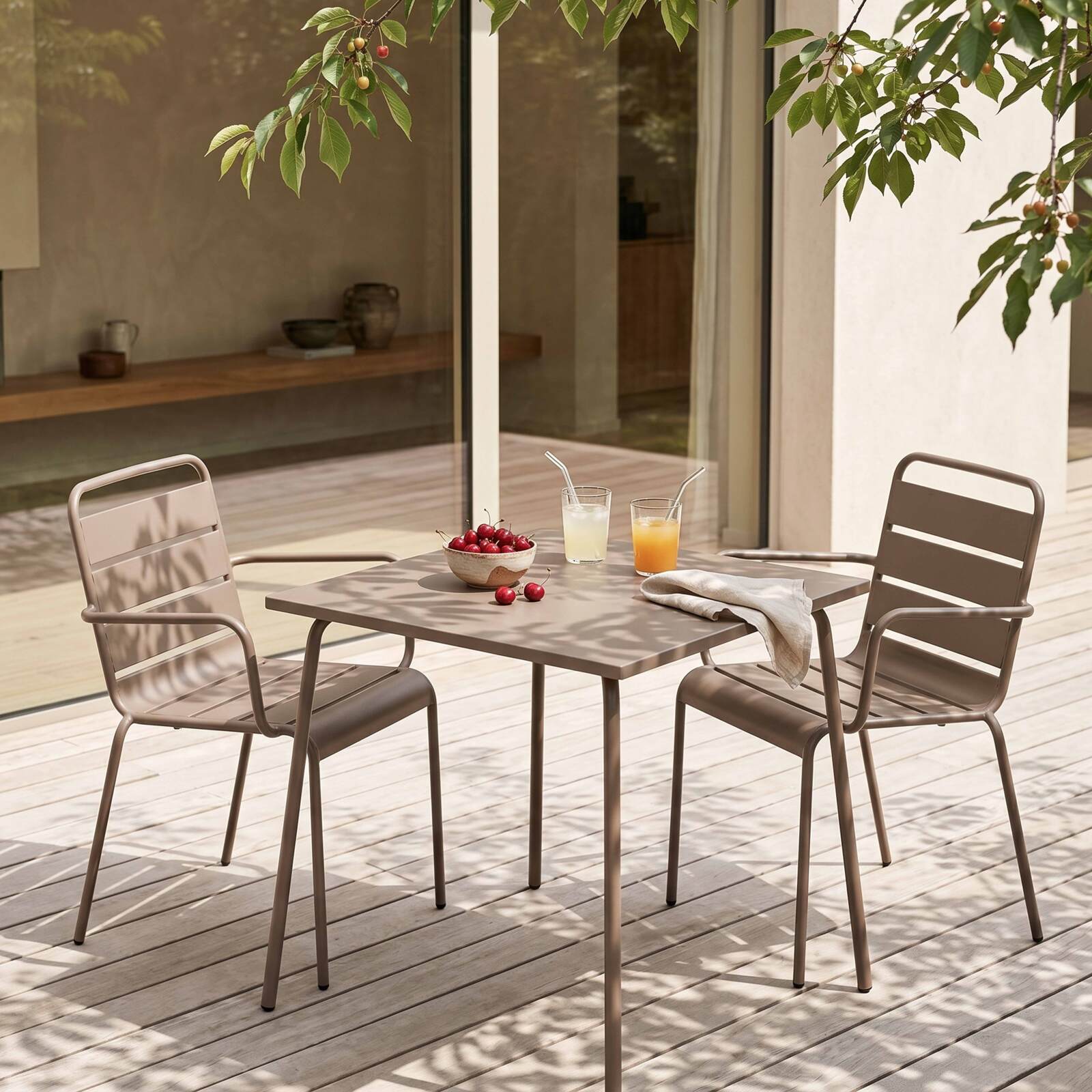 Table de jardin bistrot carrée en métal 70x70 cm et 2 chaises avec accoudoirs