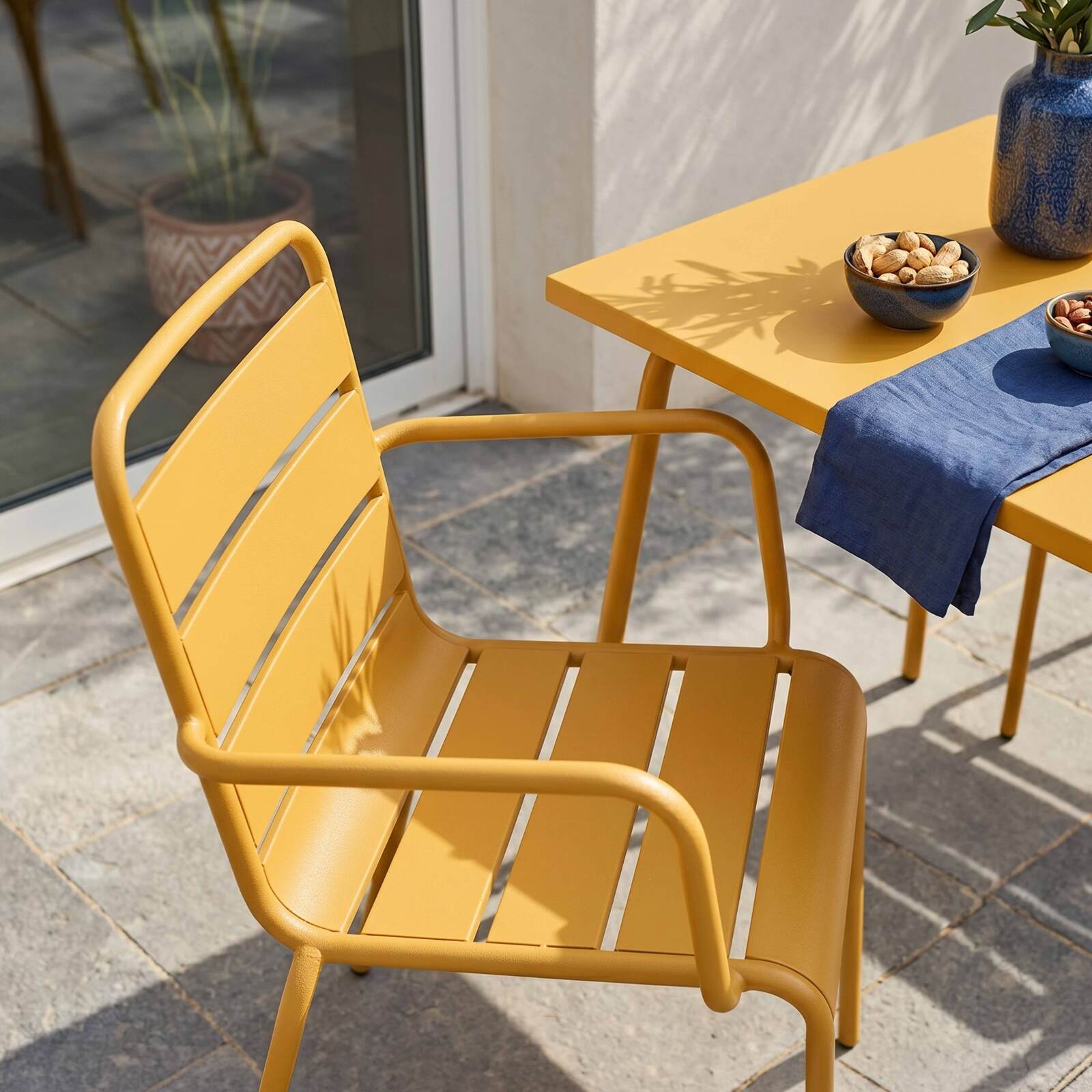 Table de jardin bistrot carrée en métal 70x70 cm et 2 chaises avec accoudoirs