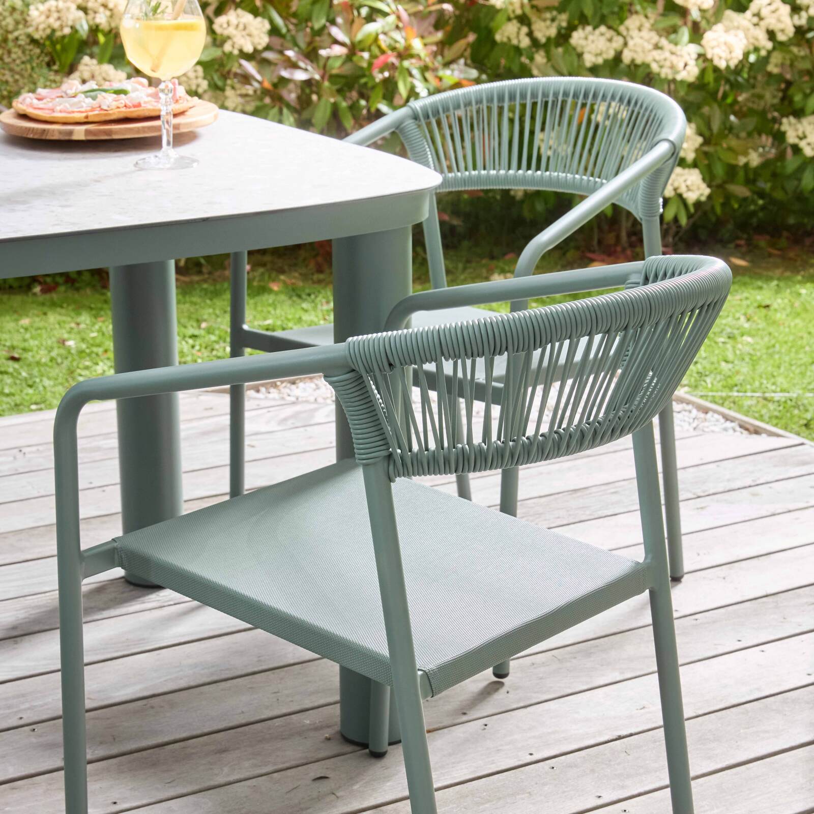 Chaise de jardin en aluminium et rotin synthétique avec accoudoirs