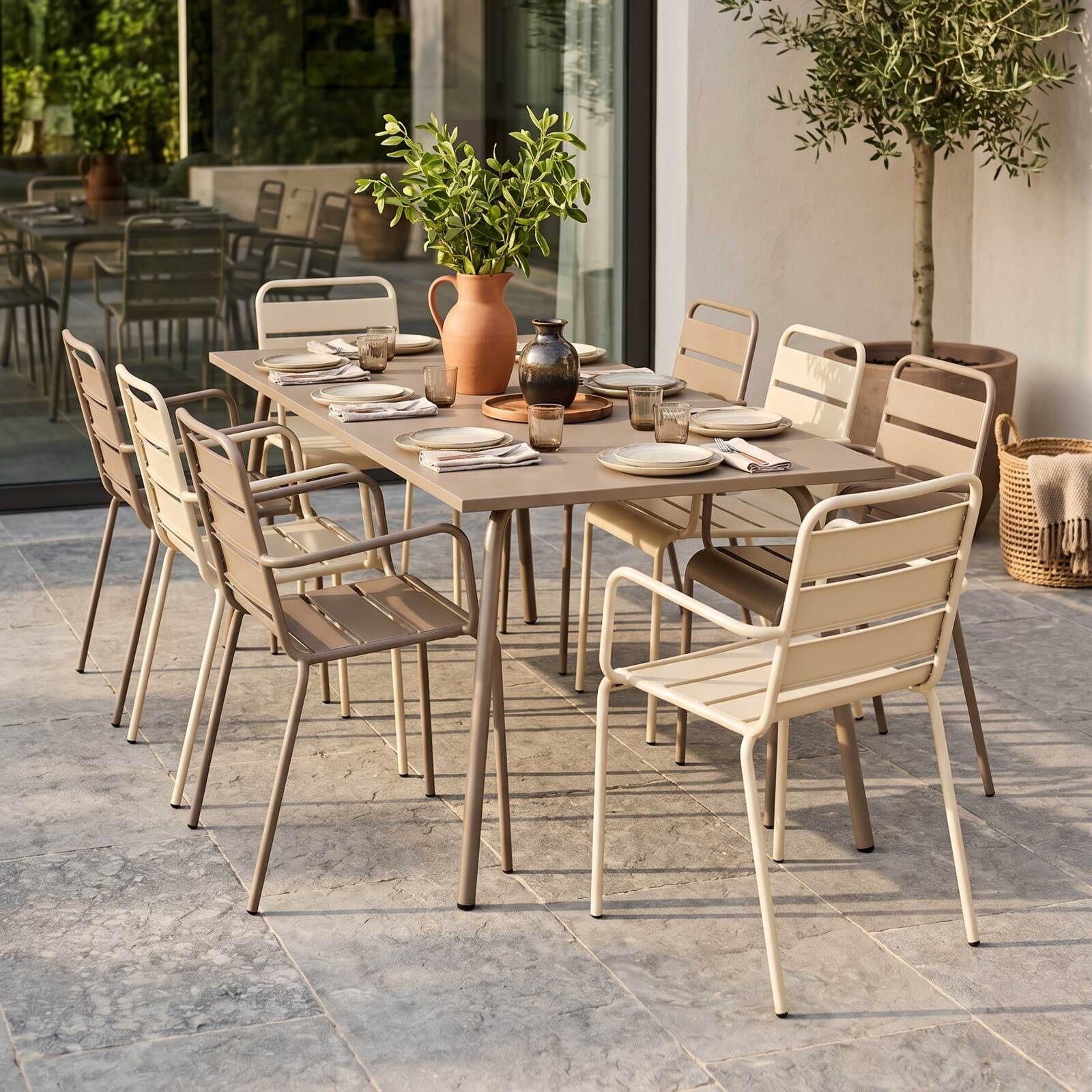 Table de jardin en métal 180x90 cm et 8 chaises dépareillés avec accoudoirs
