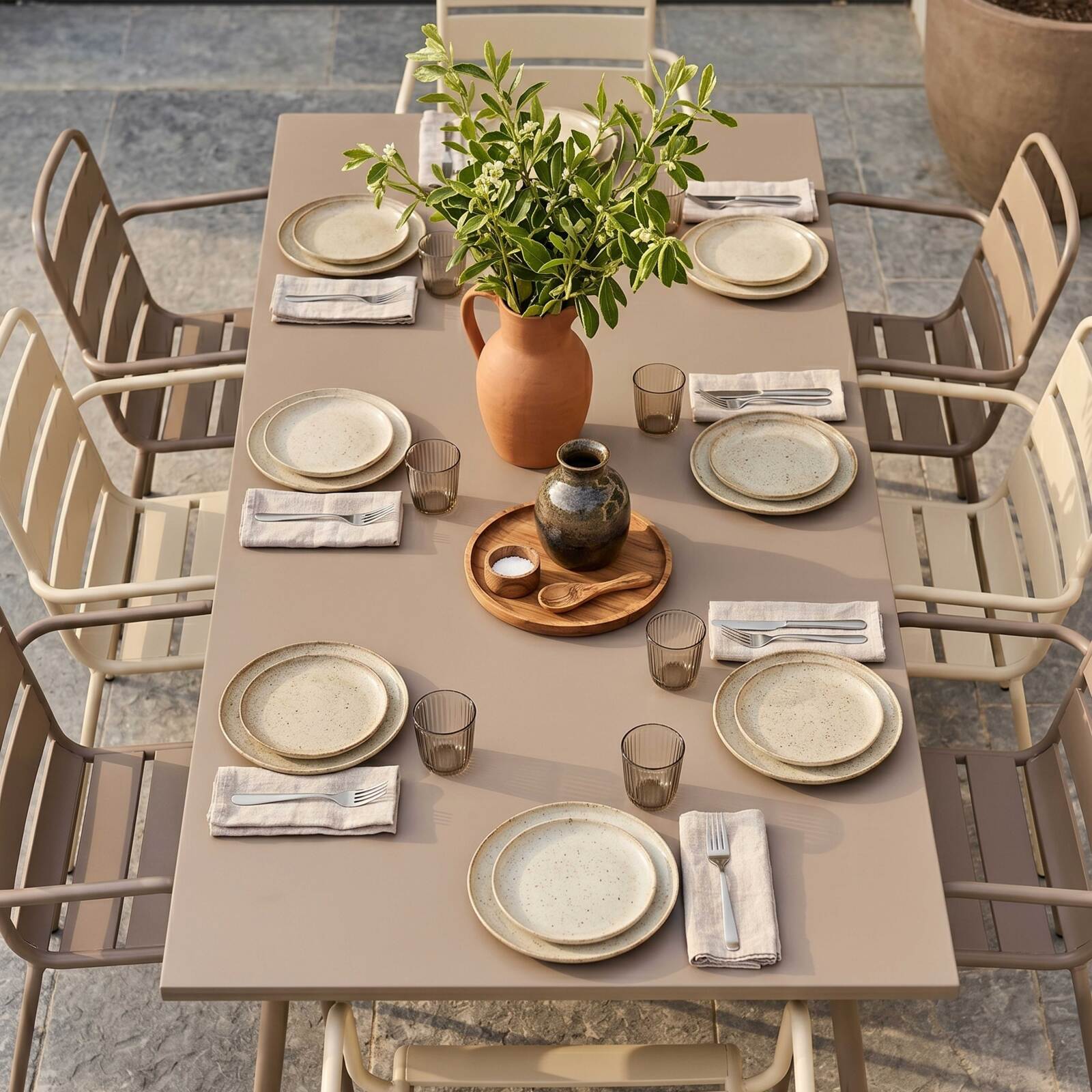 Table de jardin en métal 180x90 cm et 8 chaises dépareillés avec accoudoirs